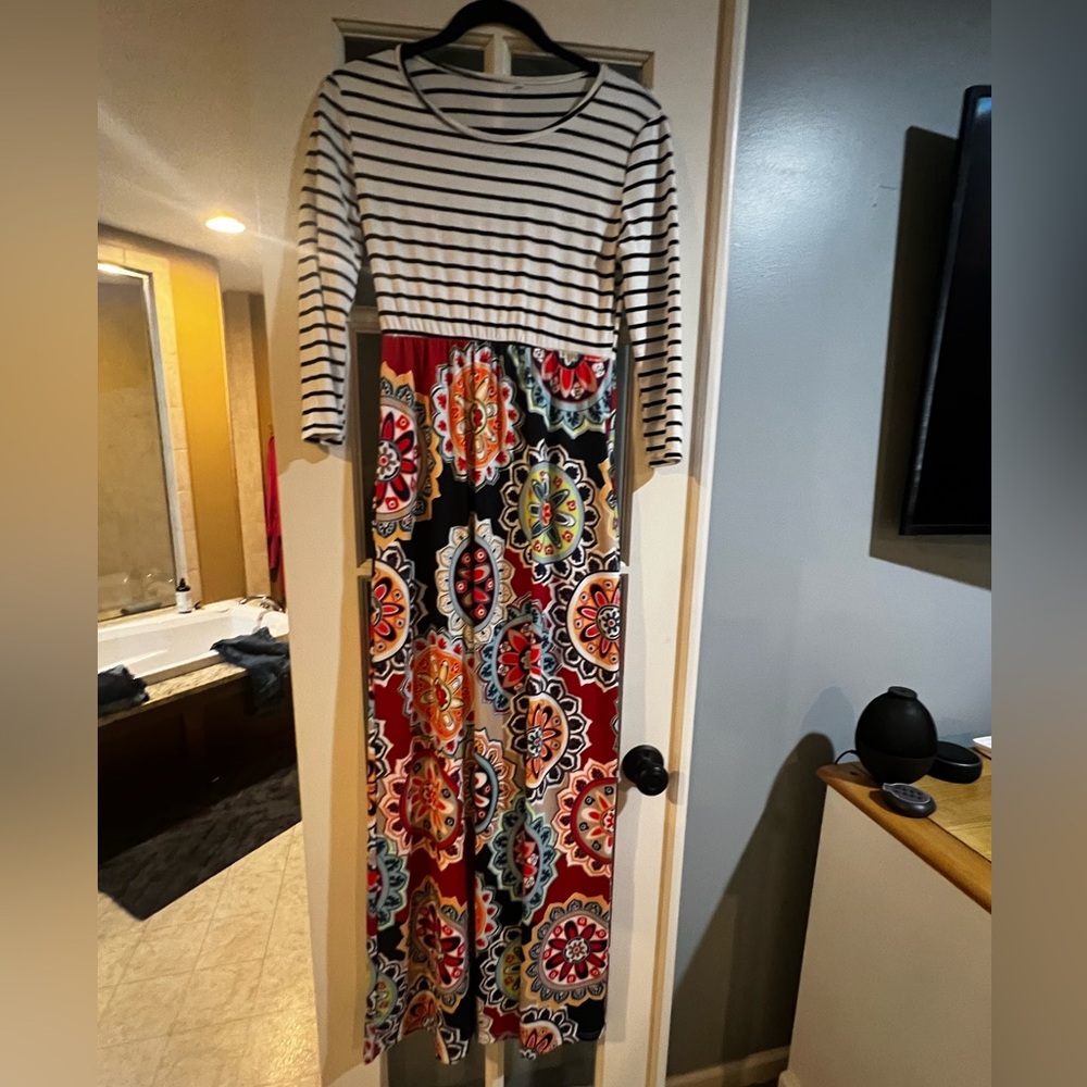 Like New Maxi Dress with pockets!!! So soft!